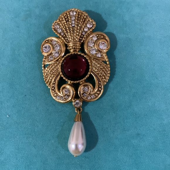 Vintage signed Jeff Lieb gold tone crest pin with rhinestone dangle pearl purple - Picture 5 of 8